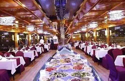 Alishba Dhow Cruse- food